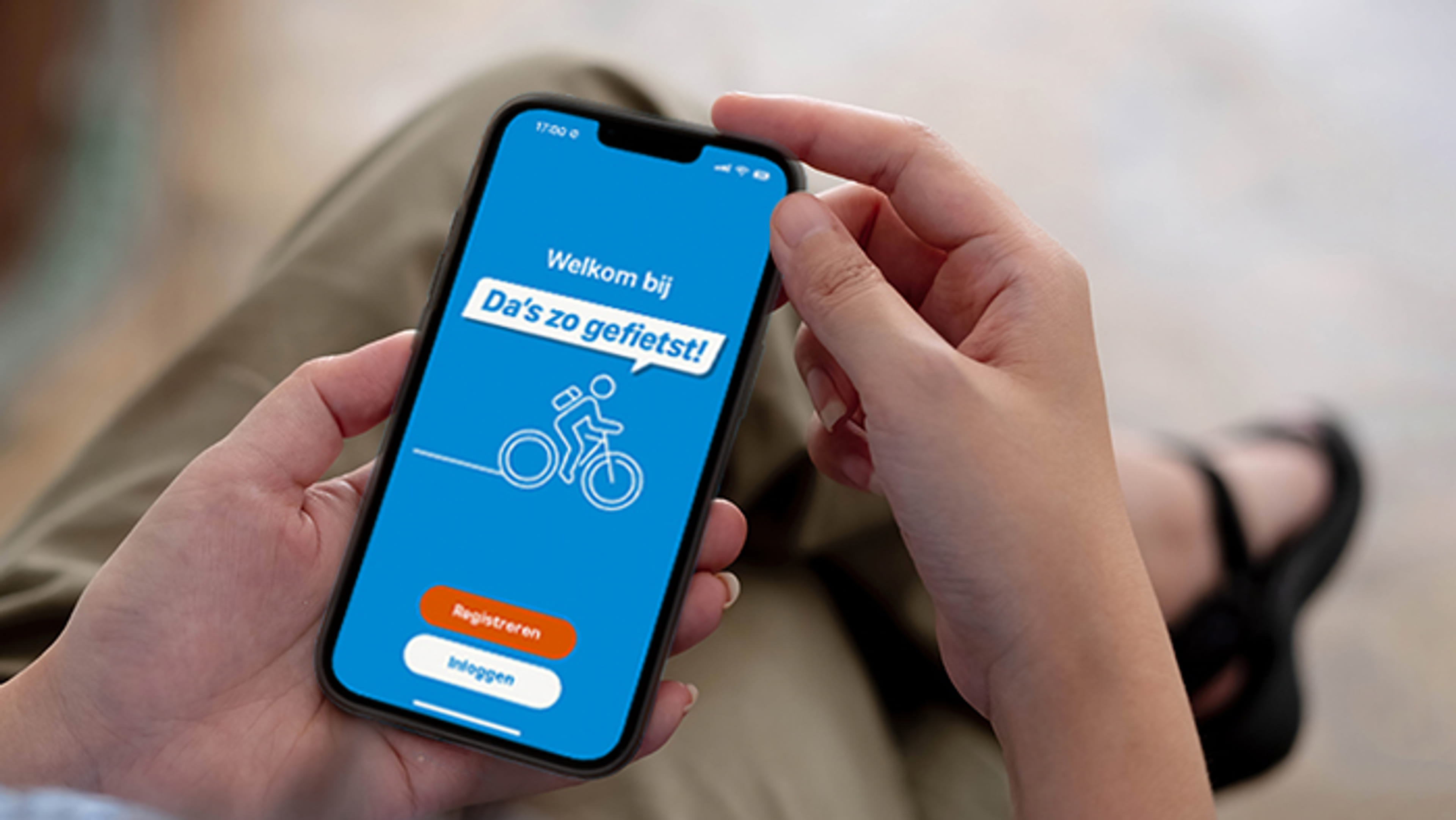 Een telefoon met de app 'da's zo gefietst' registratiepagina geopend.