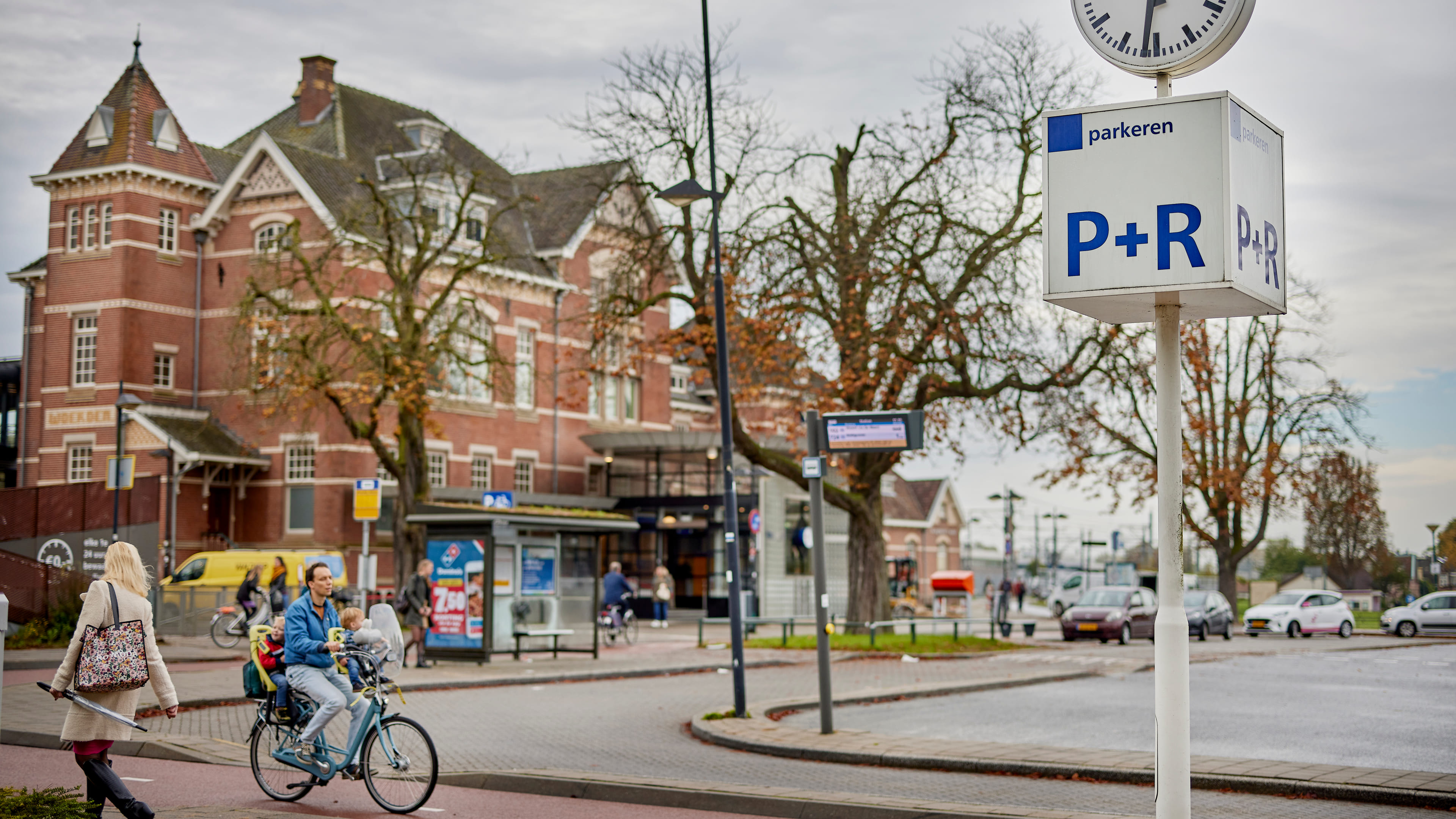 Een P+R paal op het station